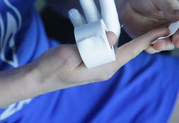 Тейпирование пальцев рук для защиты ногтей