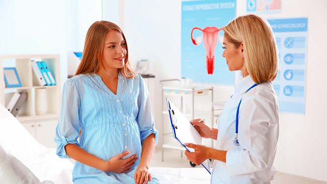 Беременная женщина у гинеколога