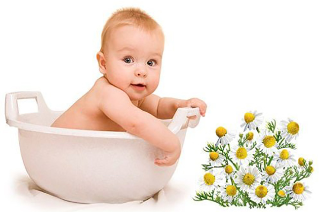 Купание грудного ребенка в ванне с отваром ромашки