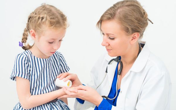 Антибиотики ребенку назначает только врач