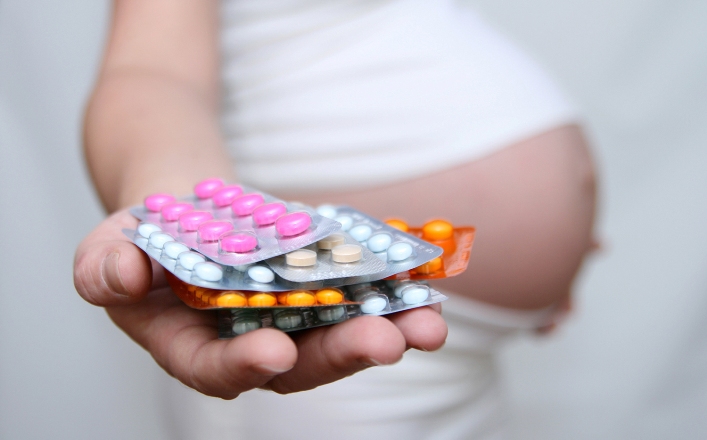 Беременная женщина с лекарствами
