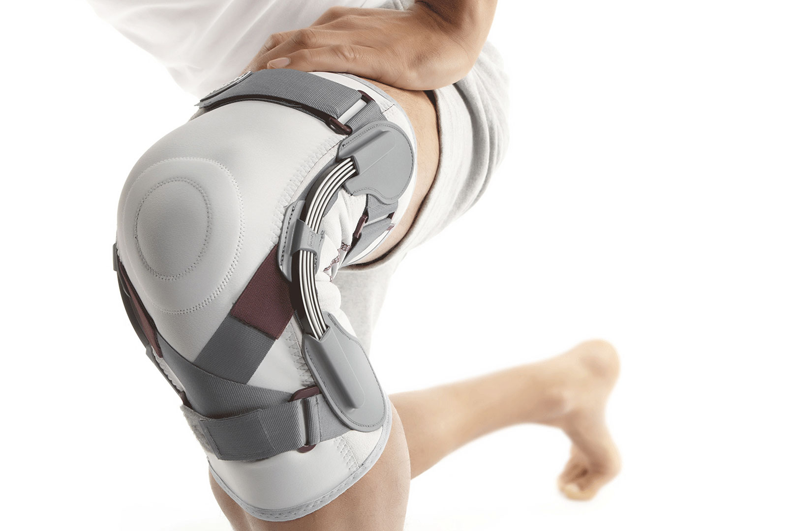 ортез для коленного сустава с регулируемыми шарнирами при восстановлении коленного