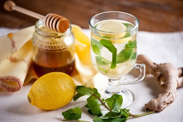 Чайный напиток из имбиря, лимона и меда