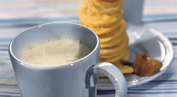 Чашка теплого молока с инжиром от кашля