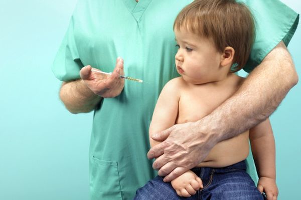 Доктор делает прививку малышу