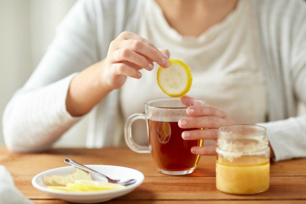 Теплый чай с лимоном и медом при гриппе
