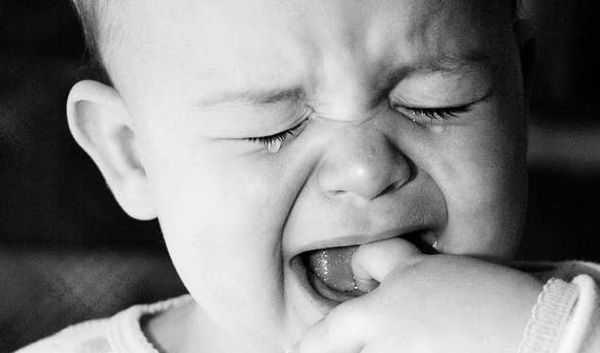Кашель и плач у ребенка во время прорезанию зубов