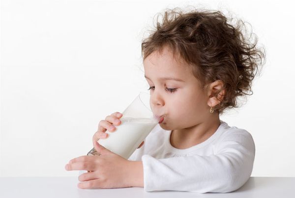 Ребенок пьет молоко с луком при кашле