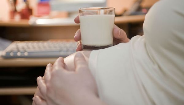 Стакан молока с минералкой для беременной при кашле