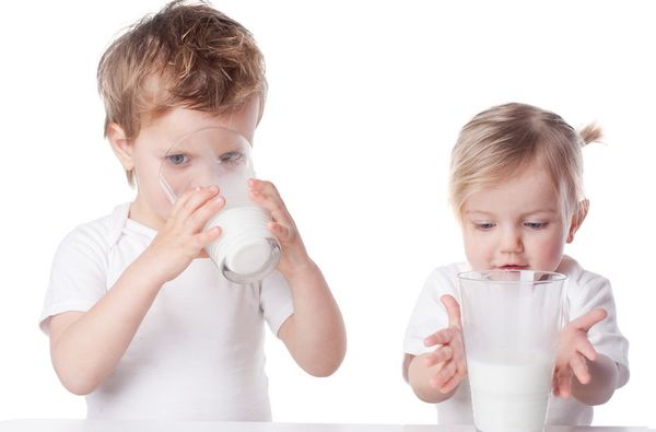 Мальчик и девочка пьют молоко с содой при кашле