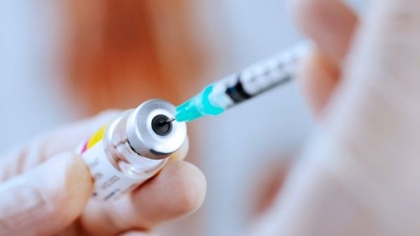 Шприц и вакцина от гриппа