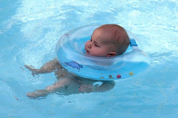 Ребенок плавает в бассейне
