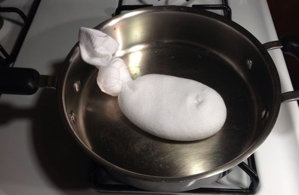 Разогретая соль на сковородке