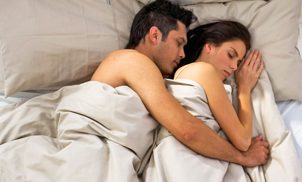 Спящий партнер. Мужчина и женщина спят в обнимку. Спящие мужчина и женщина.