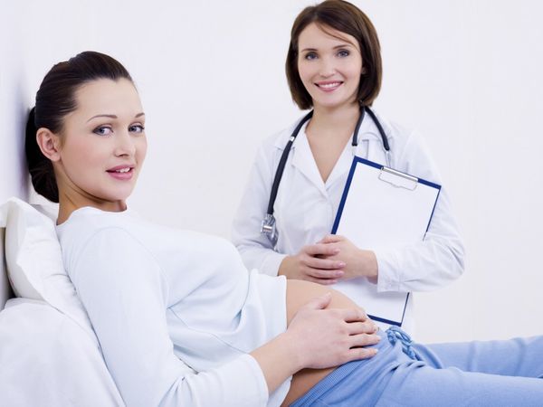 Беременная девушка и доктор