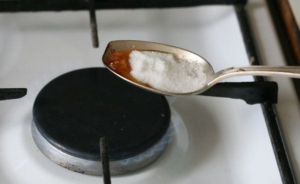 Процесс приготовления жженого сахара от кашля